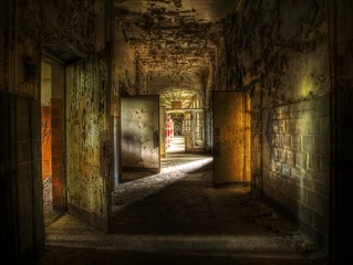 Selbstklebende Fototapete Alte verlassene Gebäude Verlassener Flur