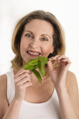 frau mit minze © Peter Atkins