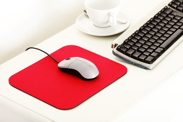 Arbeitsplatz mit rotem Mousepad