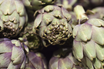 Obraz premium fresh artichokes at the market