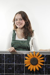 Junge Frau mit Solarzelle
