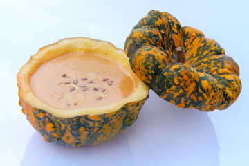 Kürbiscremesuppe im Kürbis serviert