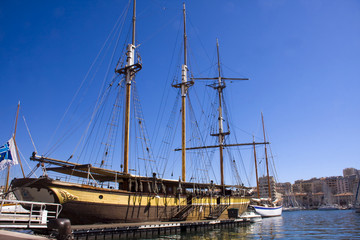 Fototapeta na wymiar Stary statek w Marsylii
