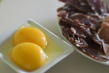 charcuterie et oeufs