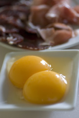 charcuterie et oeufs