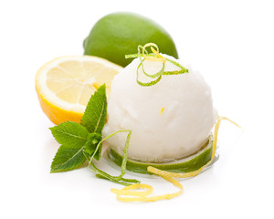 Zitroneneis mit Früchten auf weißem Hintergrund