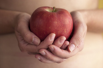 Mujer con manzana entre sus manos