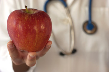 Manzana con fonendoscopio