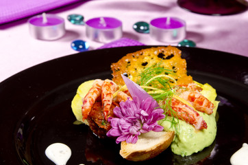 Avocado-Terrine mit  Meeresfrüchten und Tomatenpaste