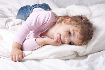 Ein kleines Mädchen liegt im Bett