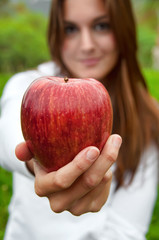 Chica con manzana roja primer plano
