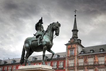 Fototapeta na wymiar Architecture at Plaza Mayor (Main Square) in Madrid, Spain. Casa