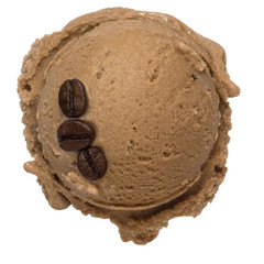 Eine Kugel Mokkaeis mit Kaffeebohnen