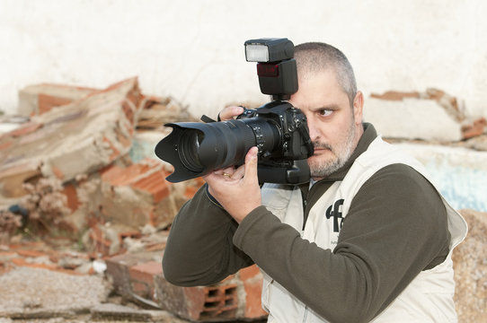 Fotógrafo De Guerra En Una Bombardeada.