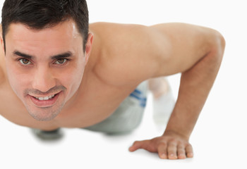 Obraz premium Young male doing push ups