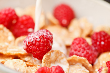 Cornflakes with milk and raspberries