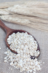 Avena encima de una cuchara de madera