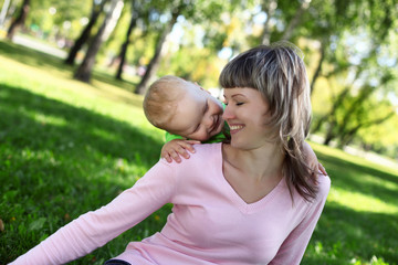Obraz premium Young mother with her son in summer park