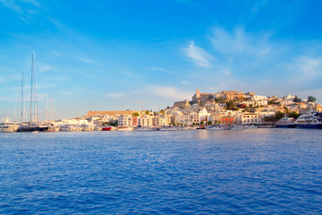 Fototapeta na wymiar Ibiza Eivissa miasto z niebieskim Śródziemnomorza
