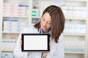 apothekerin zeigt tablet-monitor