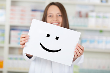 lächelnde apothekerin zeigt smiley