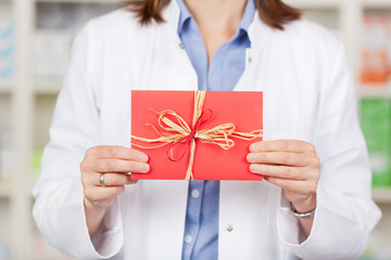 apothekerin mit gutschein