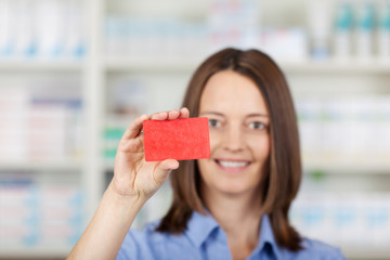 kundin in der apotheke zeigt karte