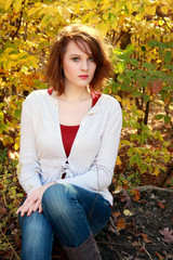Obraz premium Woman in front of autumn trees