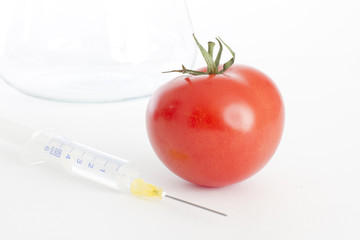 Spritze mit Tomate