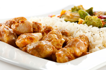 Fried chicken nuggets, white rice and vegetables