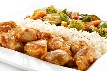 Fried chicken nuggets, white rice and vegetables