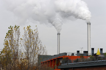 Paris, pollution urbaine cheminées sur terrasse