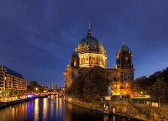 Obraz na płótnie Canvas Katedra w Berlinie wieczorem