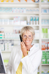 seriöse apothekerin am telefon