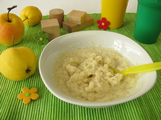 Hirse-Apfel-Brei für Babys und Kleinkinder