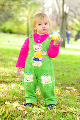 Маленькая красивая девочка в зеленом костюме