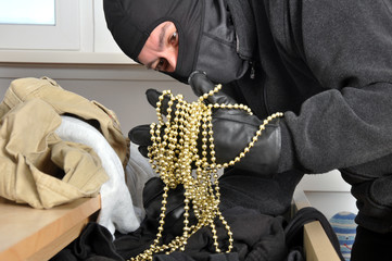 Einbrecher findet Schmuck