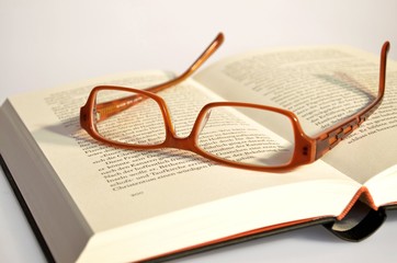 Lesebrille liegt auf Buch