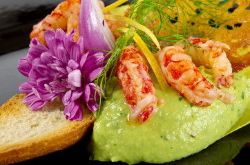 Avocado-Terrine mit  Meeresfrüchten und Tomatenpaste