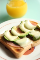 アボカドトーストとオレンジジュース
