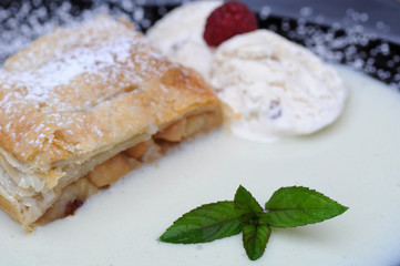 frischer Apfelstrudel