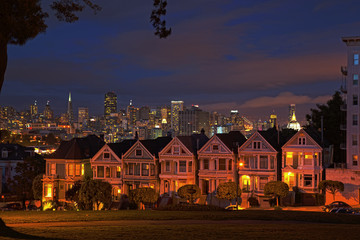 Alamo square bei nacht
