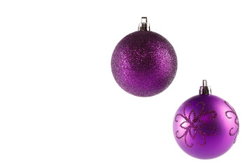 Lila Weihnachtskugeln h&auml;ngend