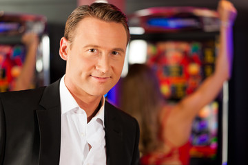 Fototapeta premium Friends in Casino on slot machine