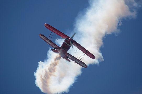 airplane performig in airshow