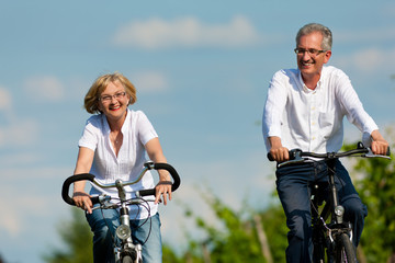 Glückliches Paar fährt Rad in der Natur im Sommer