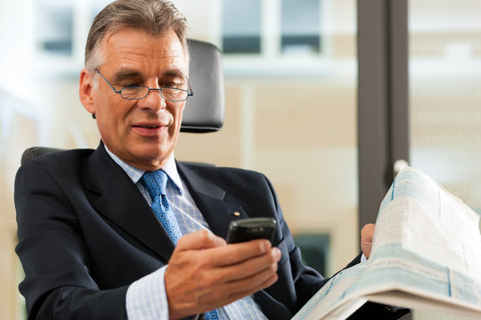 Chef in seinem B&uuml;ro checkt seine Mails