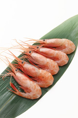 敷葉に盛った甘エビ