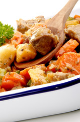 Truthahn Gulasch mit Kartoffeln und Karotten in einer Emaillesch