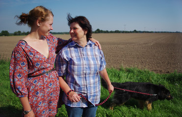 Mutter und Tochter beim Spaziergang mit dem Hund